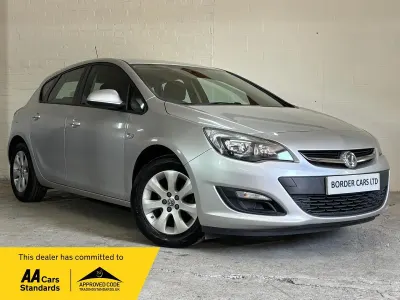 Used Vauxhall Astra Design Edition 115 HP (84 kW) 2015 Silver Hatchback