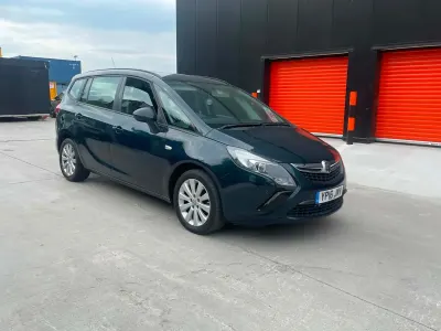 Usado Vauxhall Zafira Design Edition 140 CV (102 kW) 2016 Verde Monovolumen