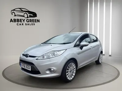 Begagnad Ford Fiesta Titanium 95 HK (69 kW) 2011 Silver Halvkombi