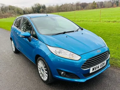 Begagnad Ford Fiesta Titanium 2014 Blå Halvkombi