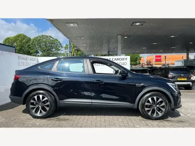 Begagnad Renault Arkana Iconic 142 HK (104 kW) 2022 Svart SUV