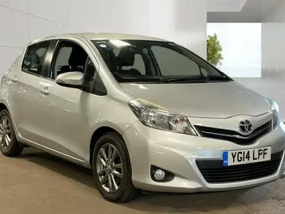 Used Toyota Yaris Multidrive S 99 HP (72 kW) 2014 Silver Hatchback