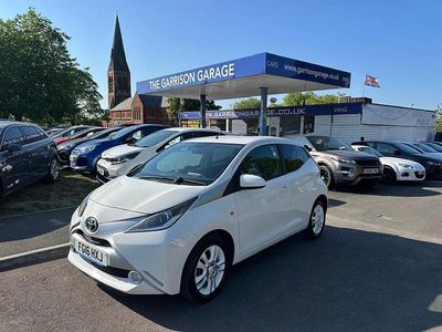 Used Toyota Aygo X-pure 68 HP (50 kW) 2016 White Hatchback