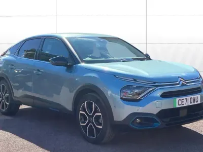 Begagnad Citroën e-C4 Shine 100 kW (136 HK) 2021 Blå Halvkombi