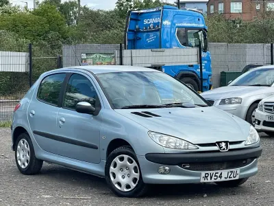 Gebraucht Peugeot 206 68 PS (50 kW) 2004 Silber Kleinwagen
