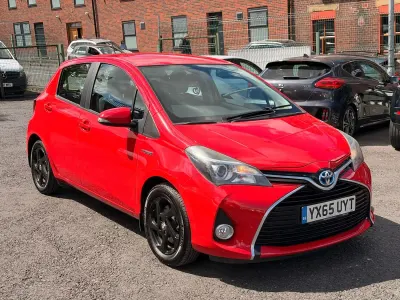 Used Toyota Yaris 101 HP (74 kW) 2015 Red Hatchback
