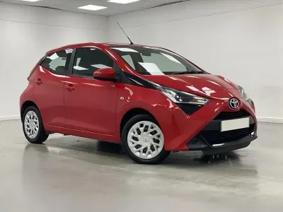Usado Toyota Aygo X-play 72 CV (52 kW) 2020 Rojo Utilitario