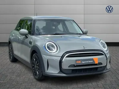Usado Mini Cooper Classic 134 CV (98 kW) 2021 Gris Utilitario