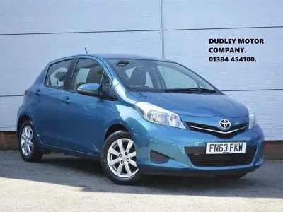 Used Toyota Yaris 101 HP (74 kW) 2013 Blue Hatchback
