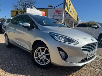 Usado Ford Fiesta Zetec 70 HP (51 kW) 2017 Prateado Citadino