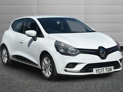 Used Renault Clio Dynamique 74 HP (54 kW) 2017 Glacier white Hatchback