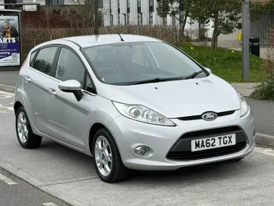 Używany Ford Fiesta Zetec 94 KM (69 kW) 2012 Srebrny Hatchback