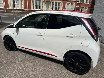Used Toyota Aygo x-press 2018 White with red roof Hatchback