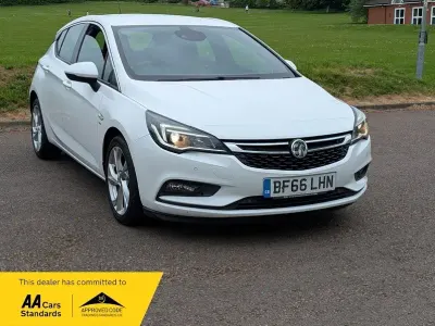Usado Vauxhall Astra SRi 136 HP (100 kW) 2017 Branco Citadino