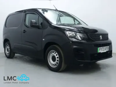 Begagnad Peugeot E-Partner Premium 100 kW (136 HK) 2023 Svart Minibuss