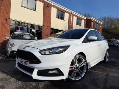 Used Ford Focus ST 185 HP (136 kW) 2016 White Hatchback