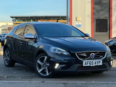 Usado Volvo V40 R-Design 190 CV (139 kW) 2015 Negro Utilitario