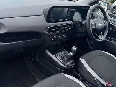 Used Hyundai i10 Advanced 65 HP (47 kW) 2023 White Hatchback