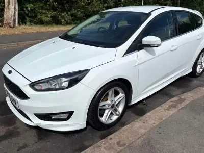 Used Ford Focus Zetec 125 HP (91 kW) 2016 White Hatchback