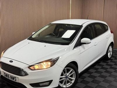 Used Ford Focus Zetec 125 HP (91 kW) 2016 White Hatchback