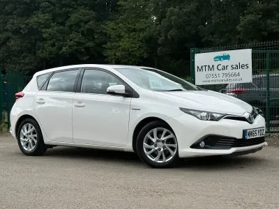 Used Toyota Auris Hybrid Business Edition 136 HP (100 kW) 2016 White Hatchback