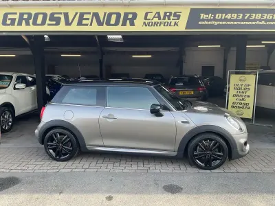 Usado Mini Cooper Hatch 136 CV (100 kW) 2019 Plateado Utilitario
