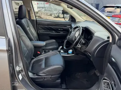 Begagnad Mitsubishi Outlander P-HEV 200 HK (147 kW) 2016 Grå SUV