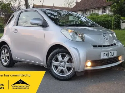 Usado Toyota iQ 68 HP (50 kW) 2011 Prateado Citadino