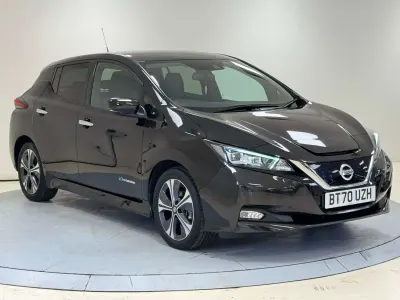 Begagnad Nissan Leaf Tekna 110 kW (150 HK) 2020 Svart Halvkombi