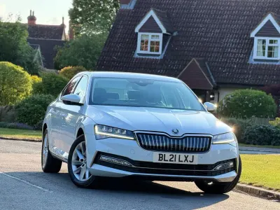 Gebraucht Skoda Superb SE Technology 2021 Weiß Kleinwagen