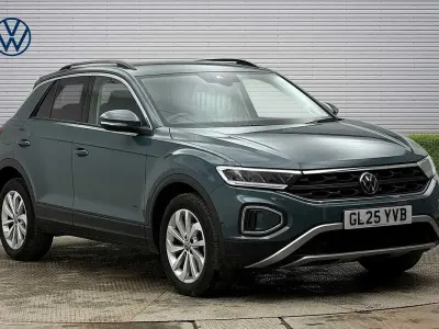 Usado VW T-Roc Match 150 HP (110 kW) 2025 Azul SUV