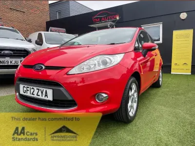 Usado Ford Fiesta Zetec 82 HP (60 kW) 2012 Vermelho Citadino