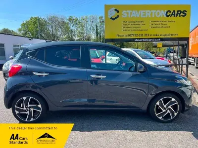 Gebraucht Hyundai i10 Premium 67 PS (49 kW) 2023 Grau Kleinwagen