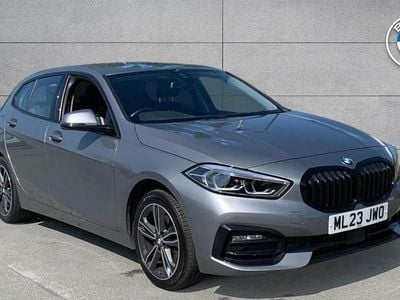 Usado BMW 118 Sport Line 134 HP (98 kW) 2023 Cinzento Citadino