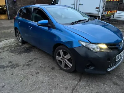 Usado Toyota Auris 132 HP (97 kW) 2013 Azul Citadino