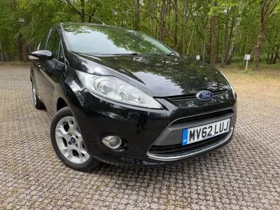 Usado Ford Fiesta Zetec 96 HP (70 kW) 2012 Preto Citadino