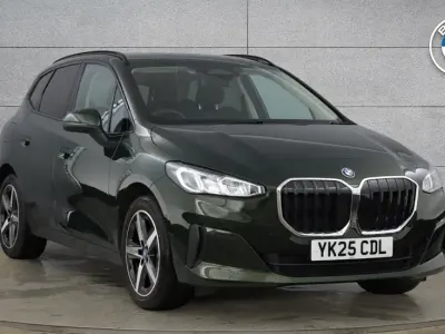 Begagnad BMW 225 Active Tourer Sport Line 242 HK (177 kW) 2025 Grön Minibuss