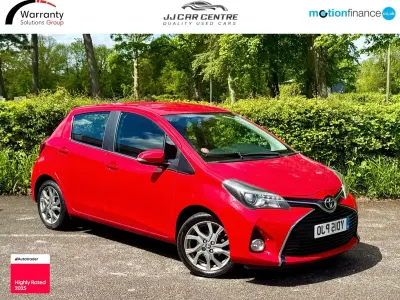Usado Toyota Yaris 99 HP (72 kW) 2015 Vermelho Citadino