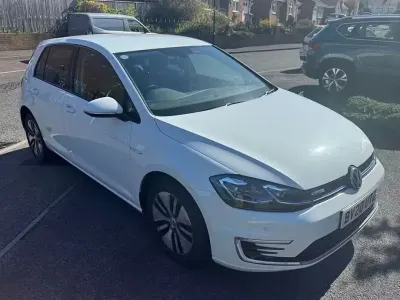 Begagnad VW e-Golf 100 kW (136 HK) 2020 Vit Halvkombi