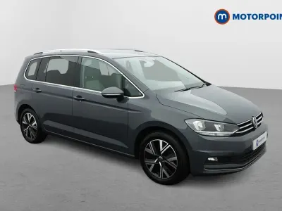 Begagnad VW Touran SEL 2023 Grå Minibuss