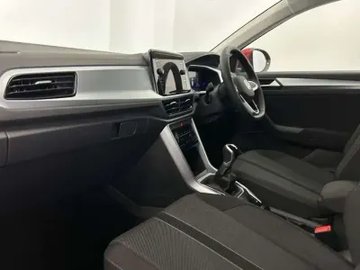 Used VW T-Roc Life 150 HP (110 kW) 2024 Red SUV