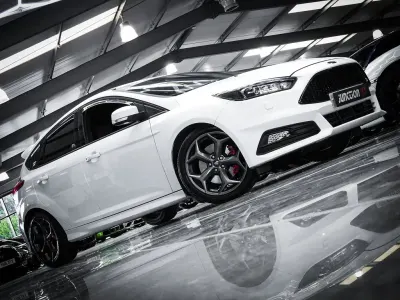 Used Ford Focus ST 250 HP (183 kW) 2016 White Hatchback
