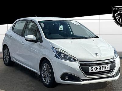 Used Peugeot 208 Signature Sky 82 HP (60 kW) 2018 White Hatchback