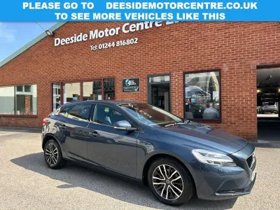 Used Volvo V40 Momentum 122 HP (89 kW) 2017 Blue Hatchback