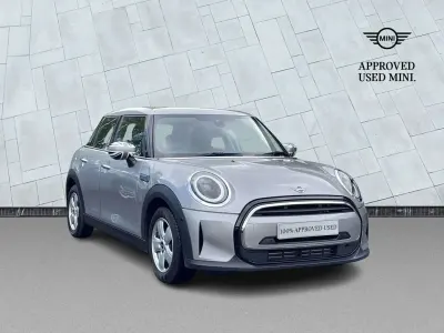 Usado Mini Cooper Classic 134 HP (98 kW) 2023 Prateado Citadino