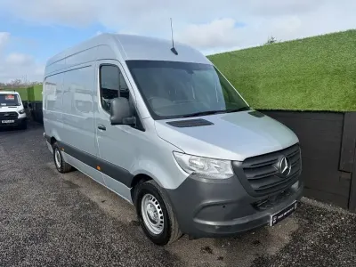 Używany Mercedes Sprinter Progressive 2022 Srebrny Van
