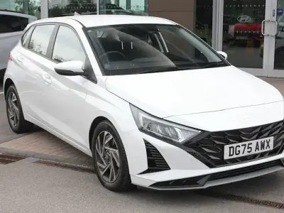 Used Hyundai i20 Advanced 101 HP (74 kW) 2025 White Hatchback