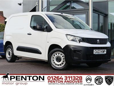 Begagnad Peugeot Partner Premium 100 HK (73 kW) 2023 Vit Minibuss