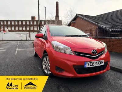 Usado Toyota Yaris 101 HP (74 kW) 2013 Vermelho Citadino