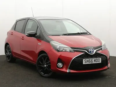 Used Toyota Yaris Design 100 HP (73 kW) 2016 Red Hatchback